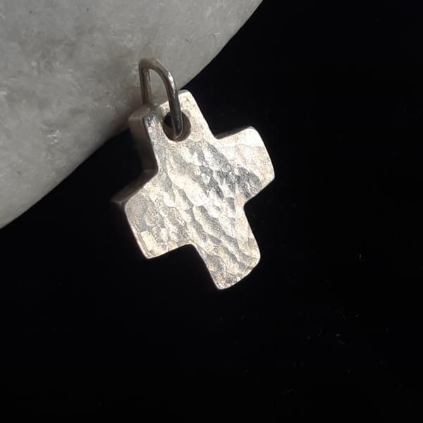 Petite croix pendentif DD7- D Darnas